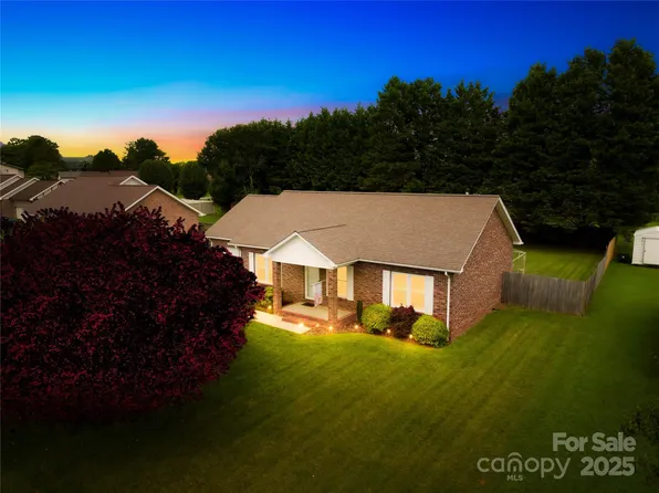 1013 Saint Davids St SE, Conover, NC 28613