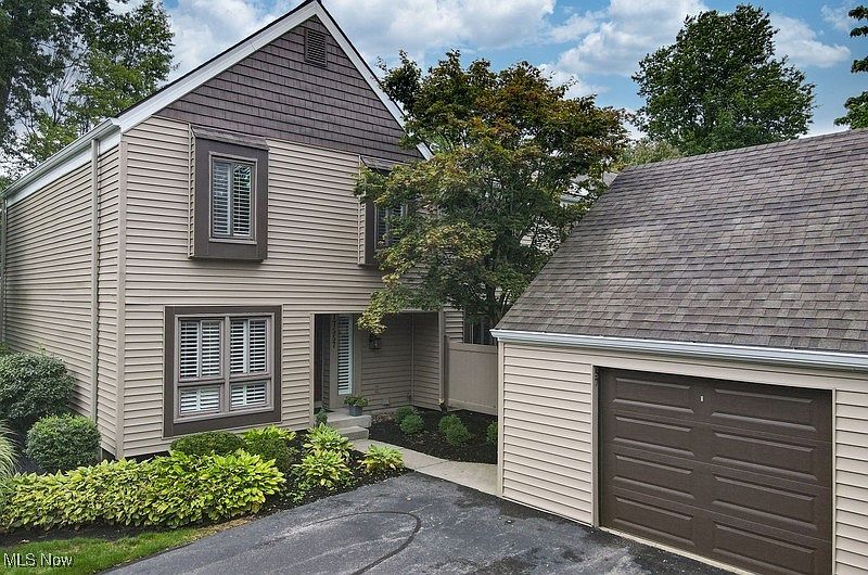 1st image of 17557 Fairlawn Dr