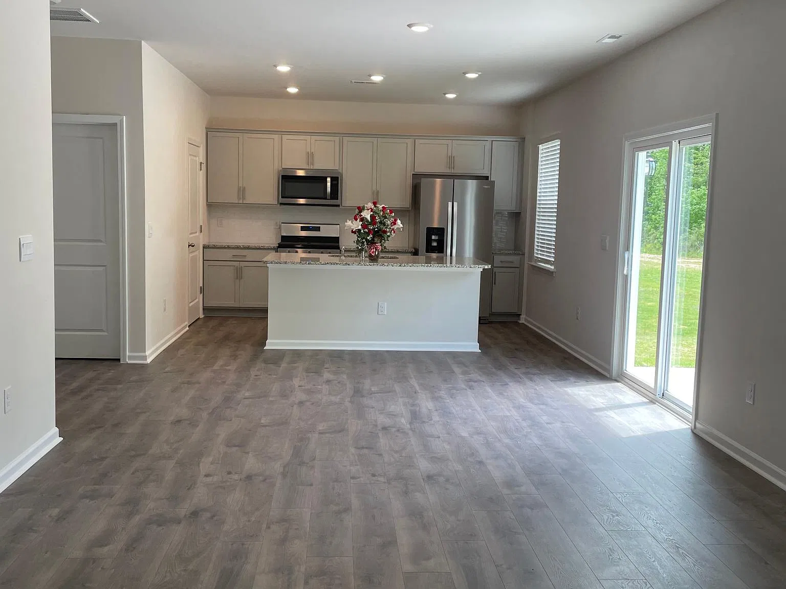 4 bed, 2.5 bath, 2200 sqft, $2,295 — Photo 4
