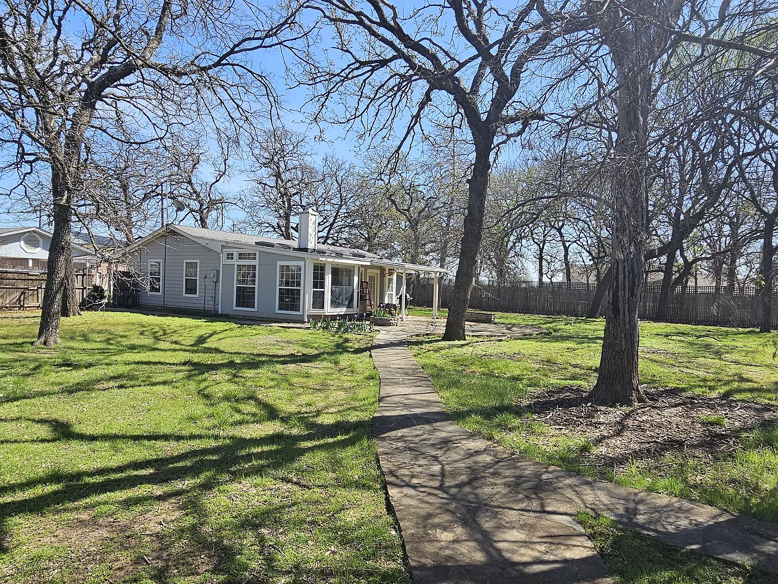 3 bed, 1.5 bath, 1450 sqft, $2,000 — Photo 3