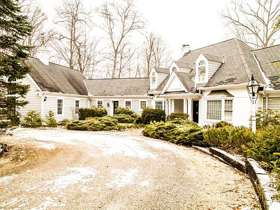 Inviting Circular Drive