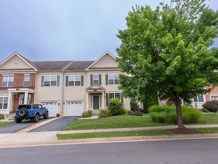 305 Lewisburg Ln — Photo 2