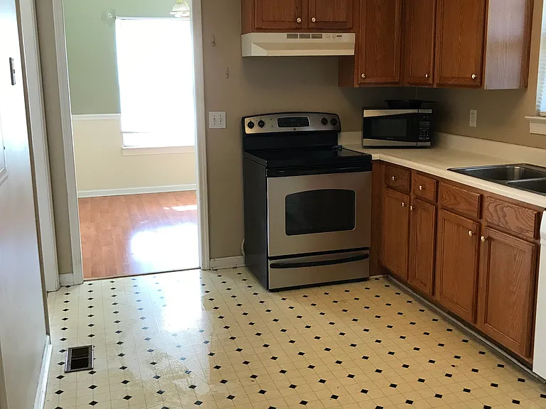 416 Newton Ct — Photo 5