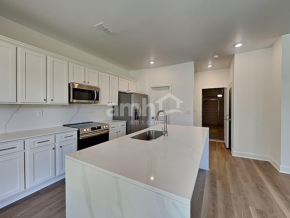 4th image of 935 Carnelian Ln