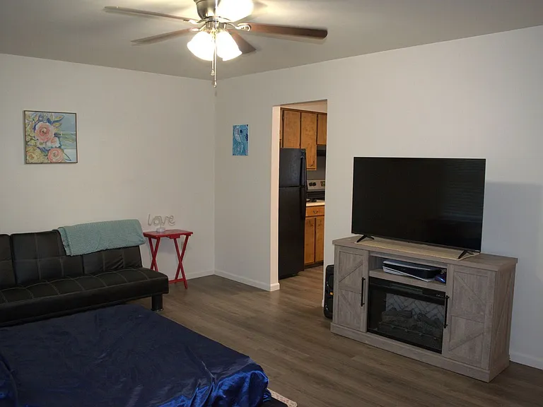 302 Oak St #B — Photo 3