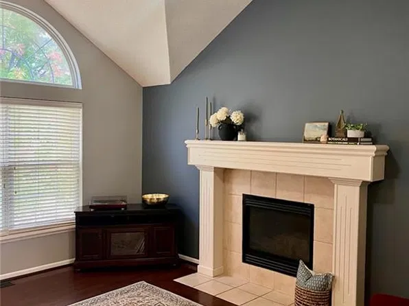 304 Taylor Ln, Belton, MO 64012