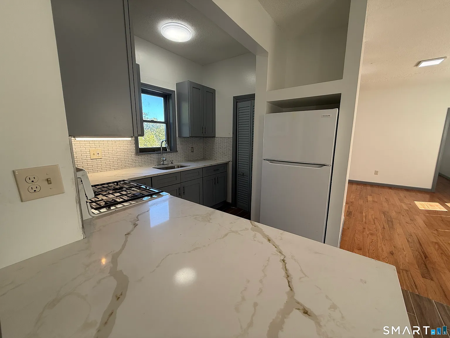 3 bed, 1.0 bath, 3462 sqft, $1,800 — Photo 2
