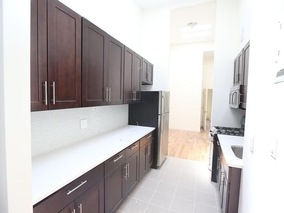 2nd image of 211 Wyckoff Ave APT 3R