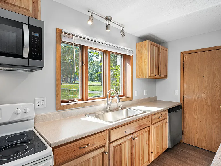 529 Oxford St #1 — Photo 4