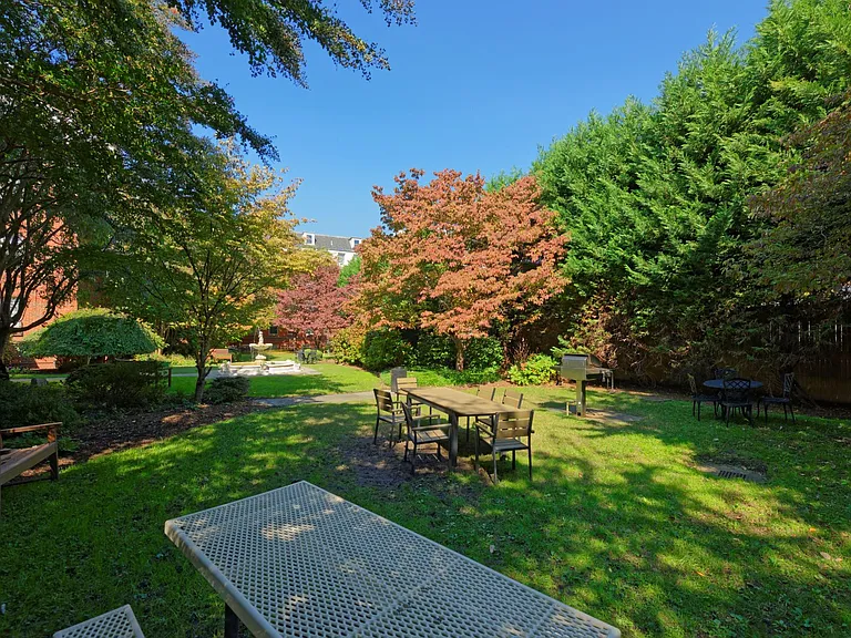 Courtyard with seating area