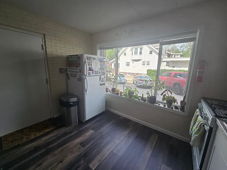 409 W Elm St — Photo 5
