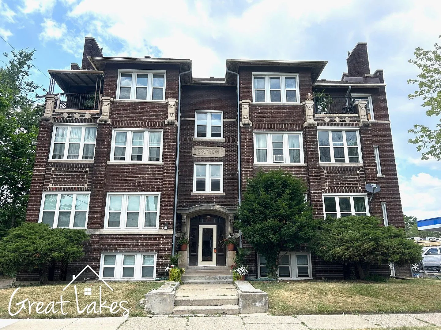34 Hazelwood — Photo 1