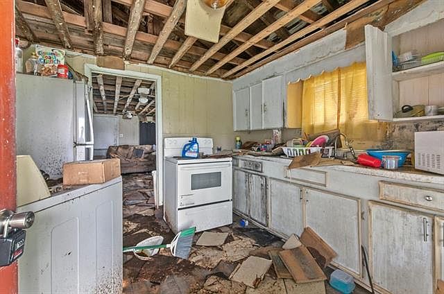2nd image of 601 Lincoln St N