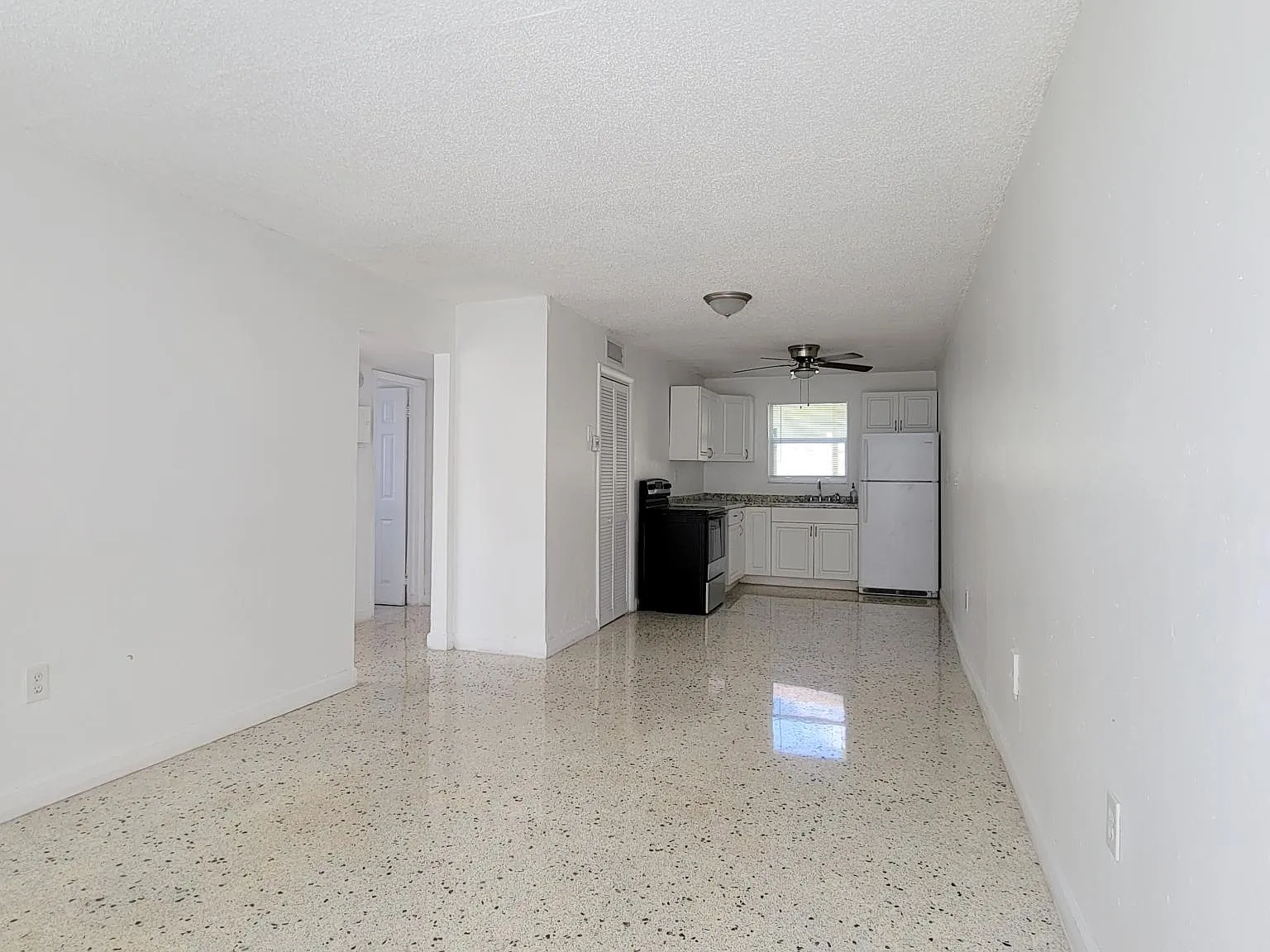 8315 NE Miami Ct — Photo 4