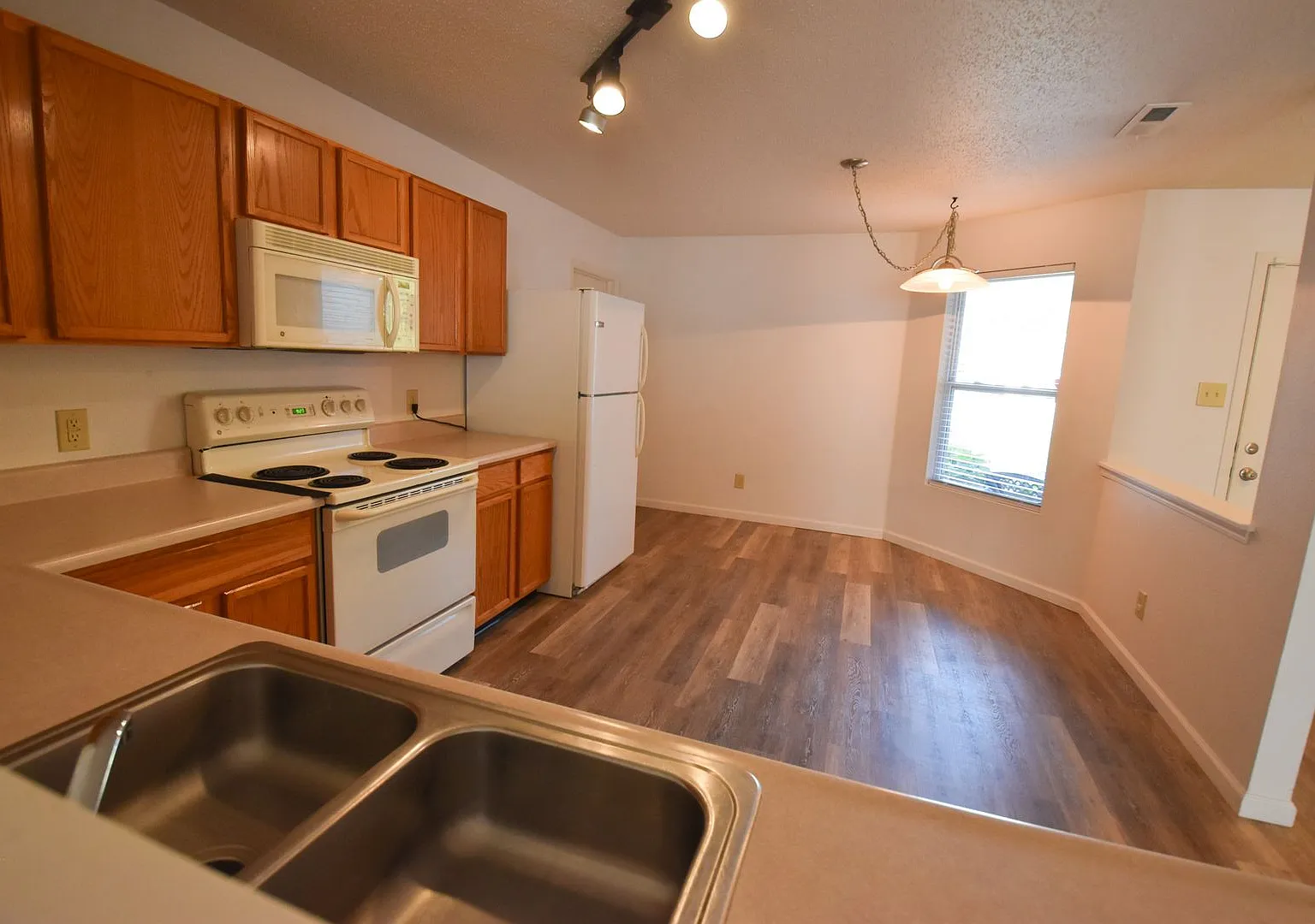 3 Bedroom 2 Full Bath Home In Greenfield IN — Photo 3