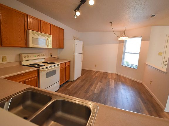 3rd image of 551 Runnymede Ct