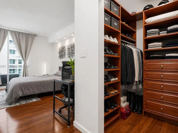 5085 NW 7th St APT 906, Miami, FL 33126