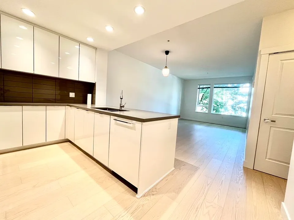 255 W 1st St #319