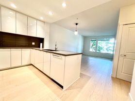 255 W 1st St, North Vancouver, BC