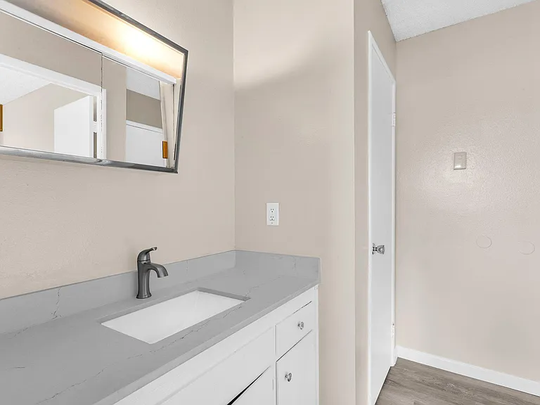 Ethan Apartments — Photo 19
