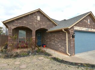 1526 Stonehouse Dr, Elgin, OK 73538