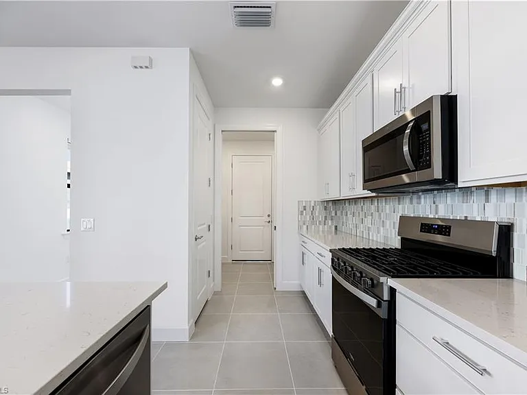 19226 Hinkley Dr — Photo 12