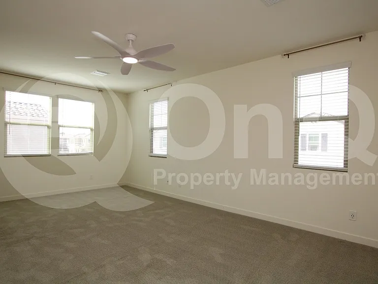 943 E Danbury Dr — Photo 6