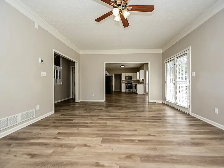 135 Stratmore Pl — Photo 7