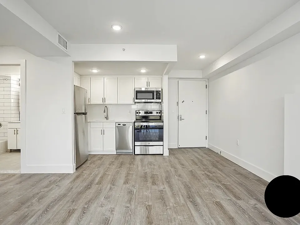 69-05 Ditmars Blvd #2B