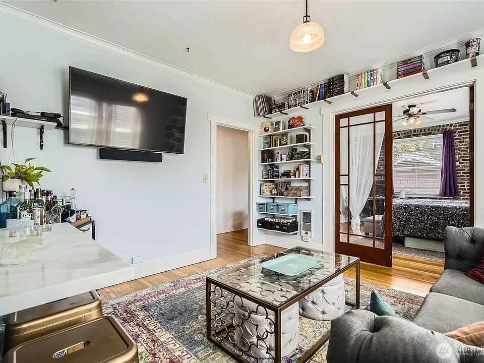214 Summit Ave E #407
