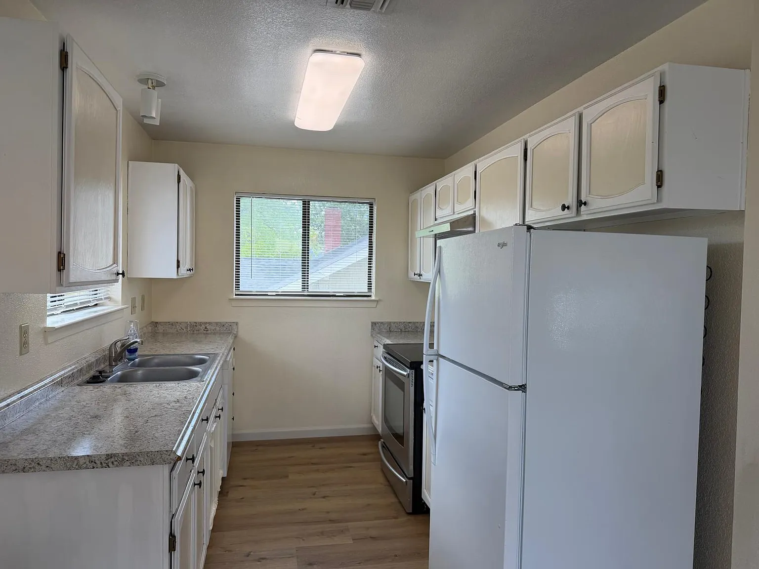 2 bed, 1.5 bath, 1000 sqft, $1,695 — Photo 2