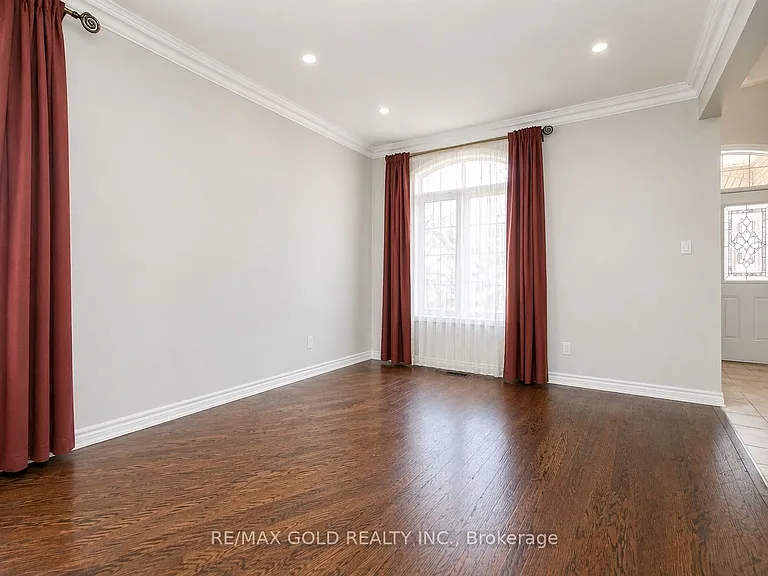 26 Hellyer Ave — Photo 6