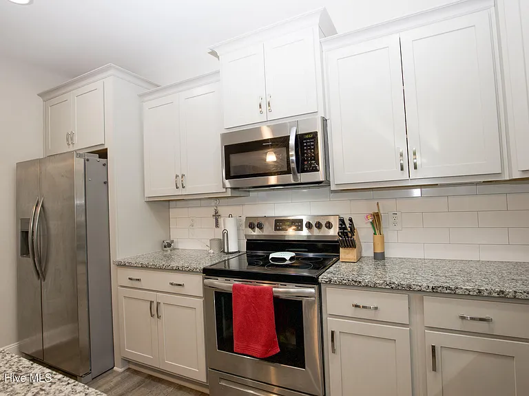 643 Lilac Ln — Photo 14