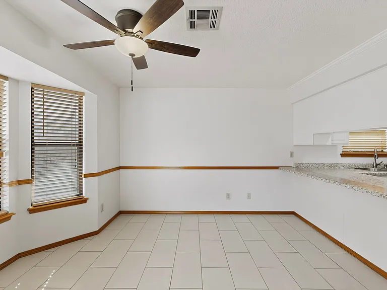 711 Windmill Dr — Photo 6