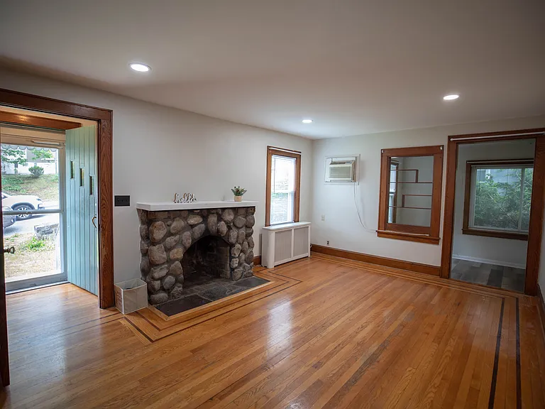 31 Spring Valley Ave — Photo 5