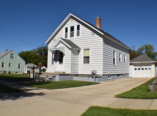 318 8th St, Manistee, MI 49660
