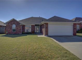 1612 SW 31st St, Moore, OK 73160