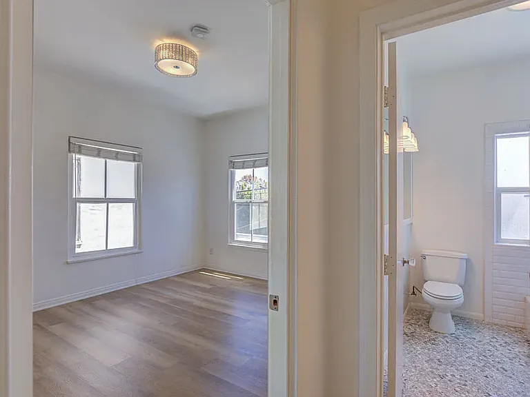 320-322 S Reeves Dr — Photo 11