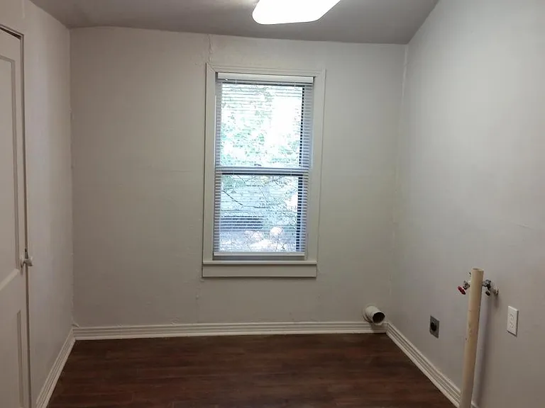 1106 S Avenue B — Photo 9