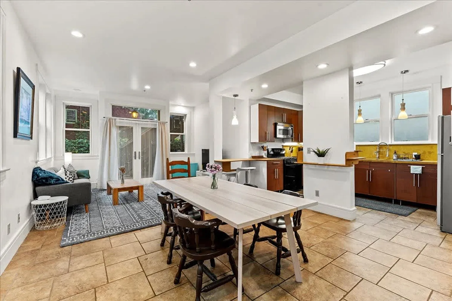 3 bed, 2.0 bath, 1550 sqft, $9,184 — Photo 4