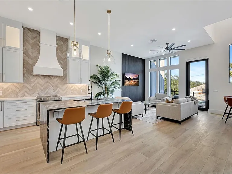 341 Albert St — Photo 13