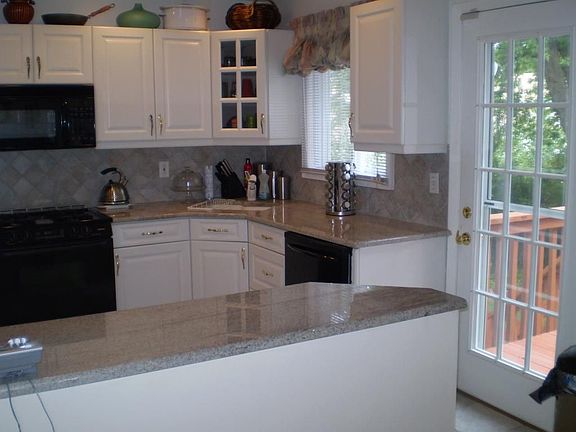 Kitchen w/granite counters