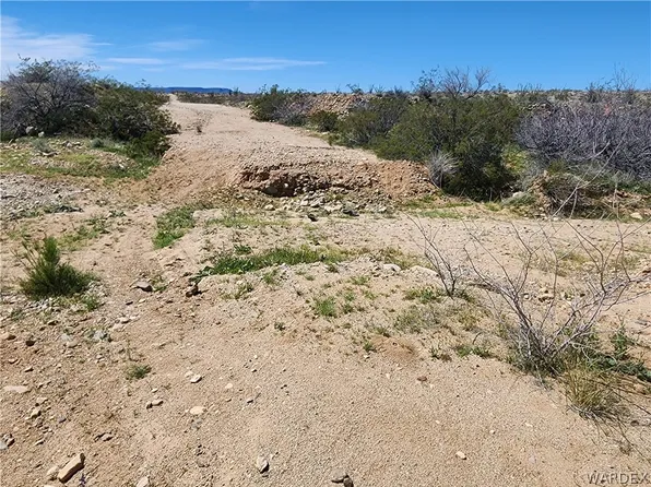 12 W Medio Dr, Yucca, AZ 86438