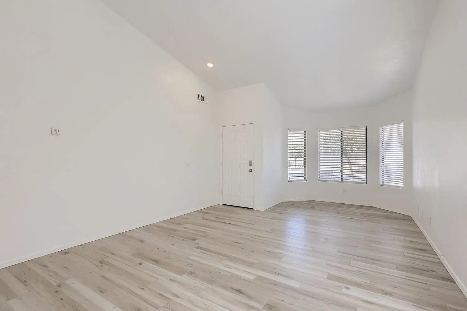 4 bed, 2.5 bath, 2038 sqft, $2,400 — Photo 4