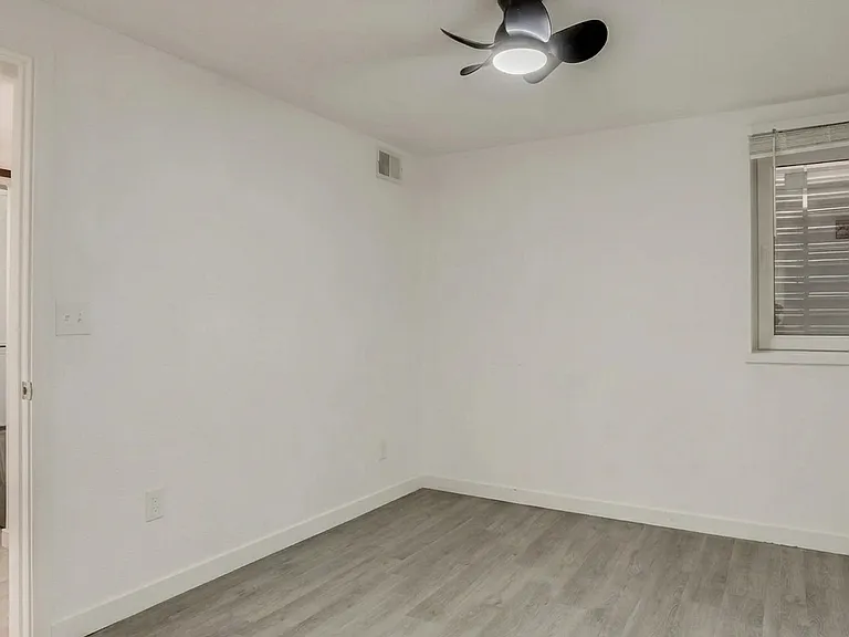 11646 Lincoln St — Photo 3