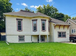 3054 Woodland Dr SW, Cedar Rapids, IA 52404