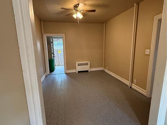 3rd image of 832 Chestnut St