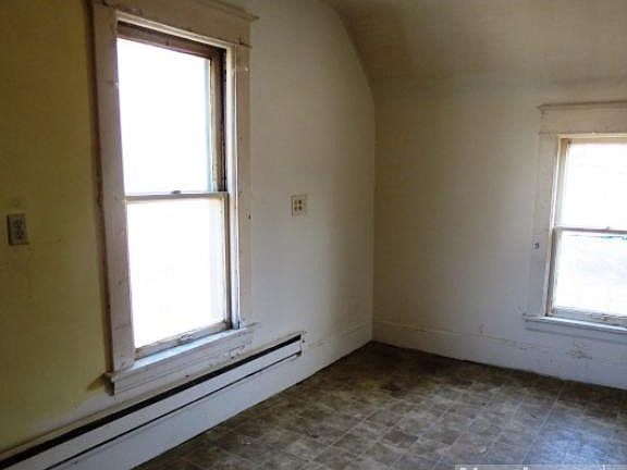 3rd image of 995 Geranium Ave E