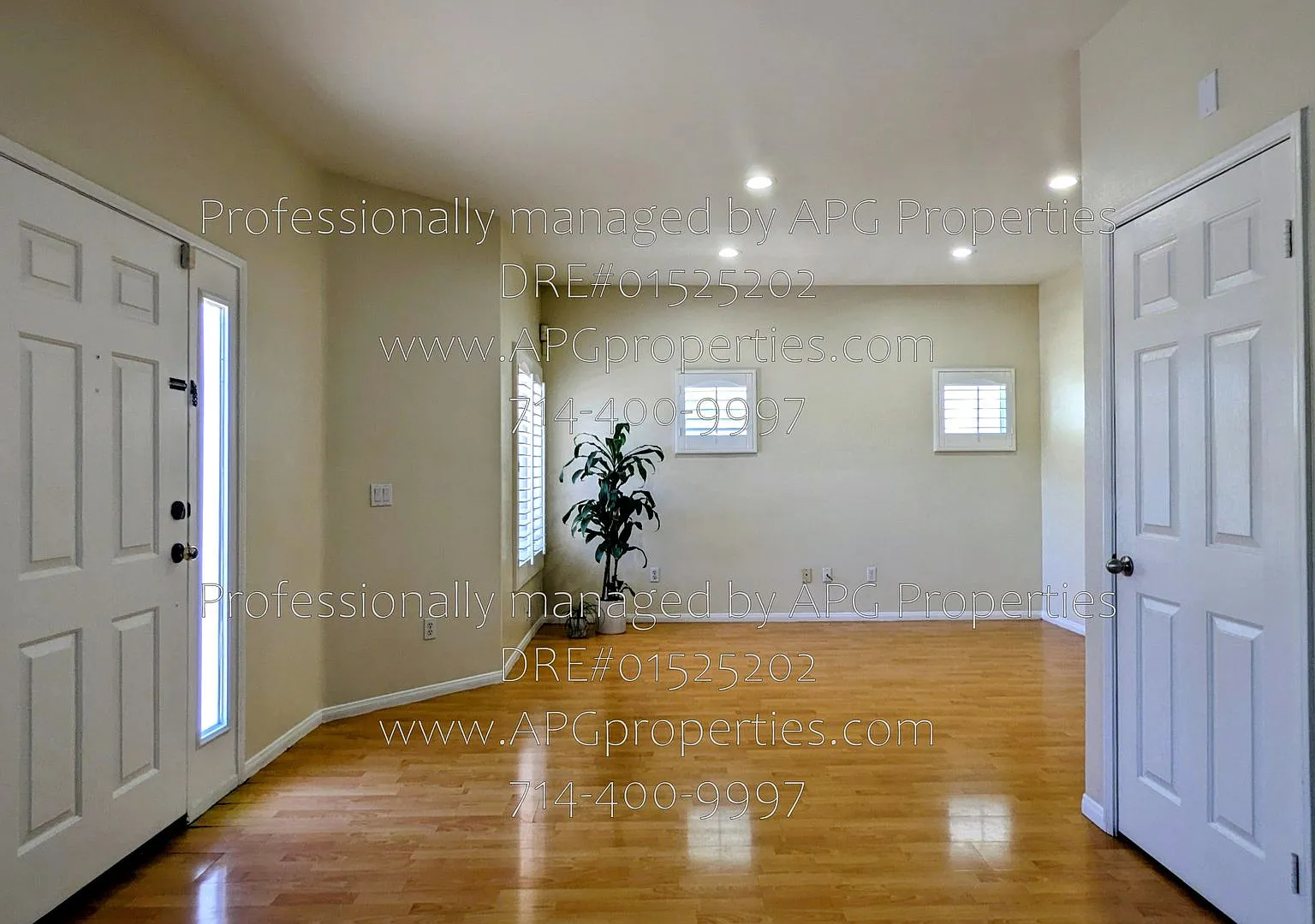 Spacious 3 bedroom 2 1/2 bathroom Townhome with 2 car garage in Fullerton. Gated complex — Photo 4
