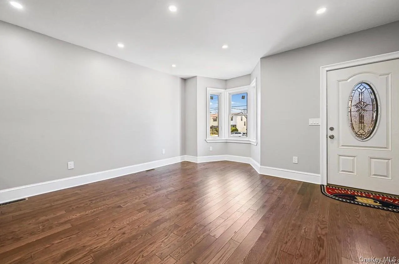 3 bed, 2.0 bath, 1100 sqft, $3,600 — Photo 2